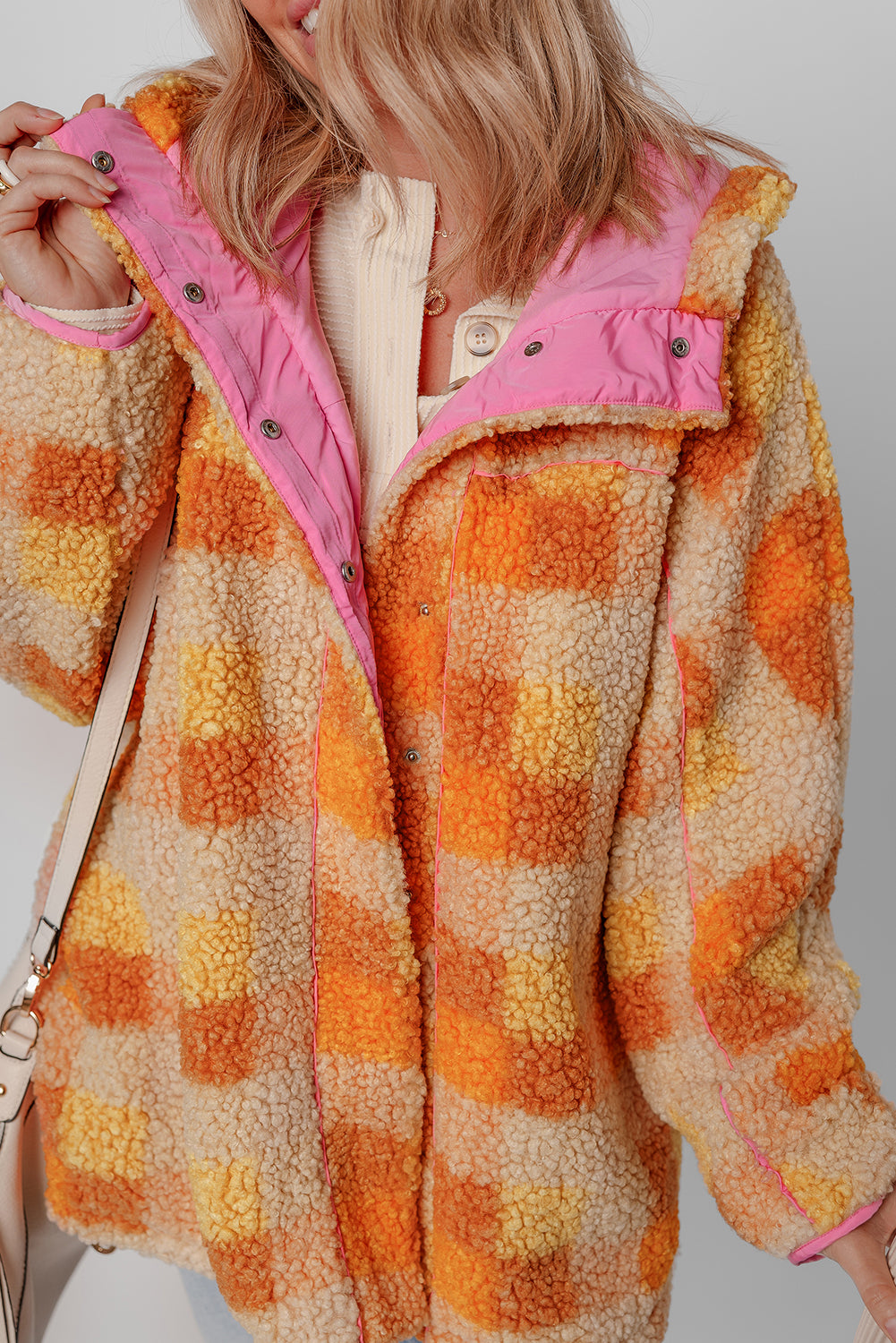 Orange karierte sherpa-kapuzenjacke