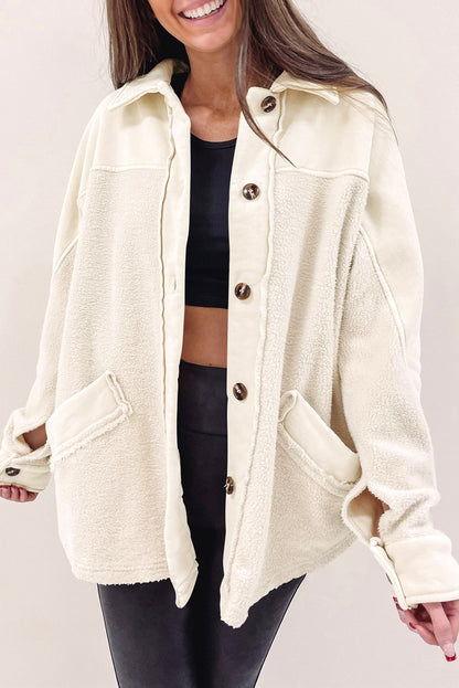 Beige knopfleiste mit nähten tasche rohsaum jacke