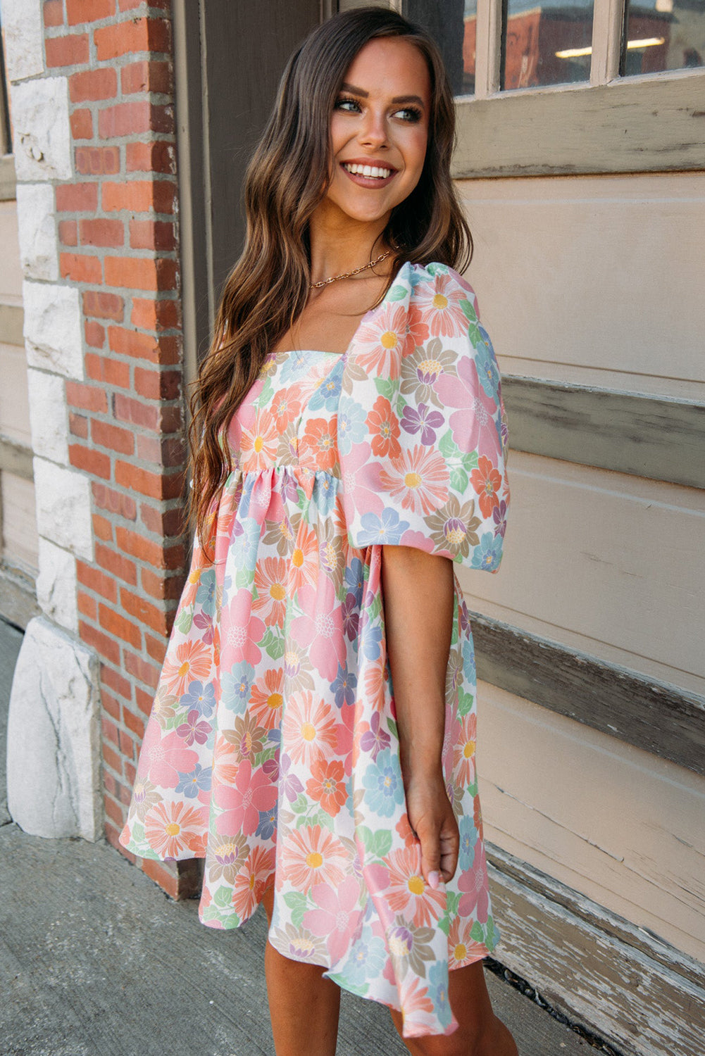 Rosa geblümtes Sommer-Babydoll-Kleid mit quadratischem Ausschnitt und Puffärmeln