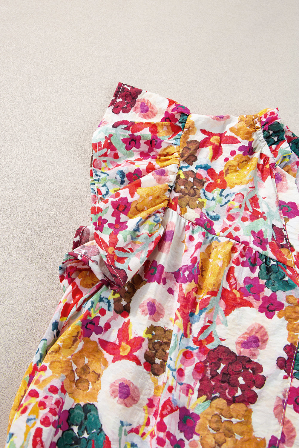 Lila kleid mit geteiltem ausschnitt und flatterärmeln mit blumendruck