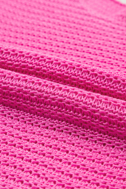 Rosa fester, lockerer strickpullover mit kurzen dolman-ärmeln