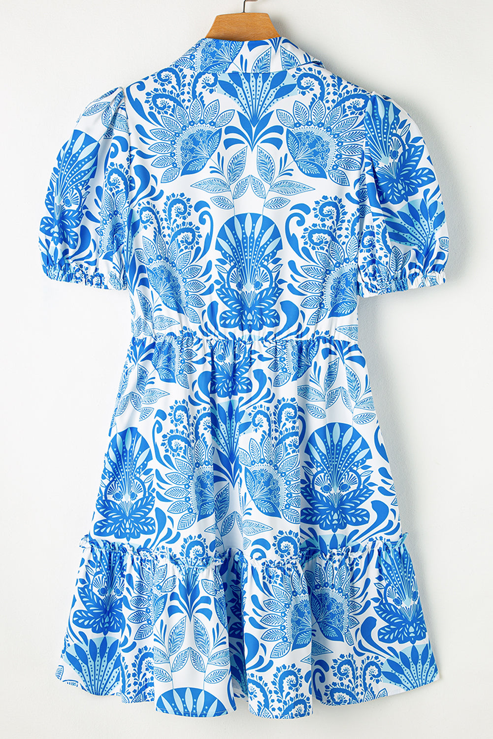 Himmelblaues retro-blumendruck-minikleid mit geraffter taille und kordelzug