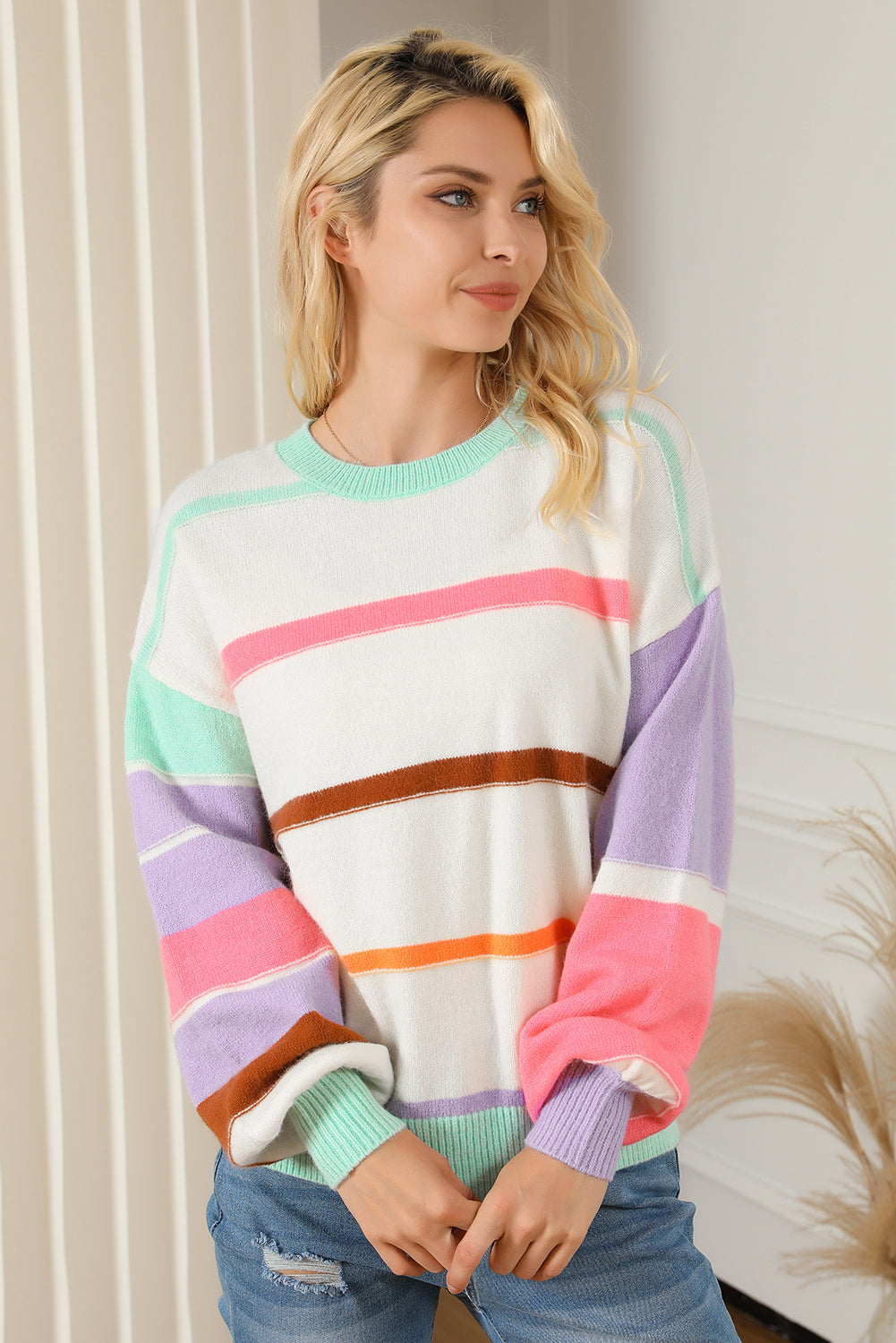Mehrfarbig gestreifter colorblock pullover mit überschnittenen schultern