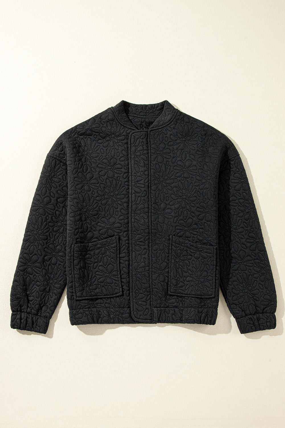 Schwarze gesteppte jacke mit blumenmuster