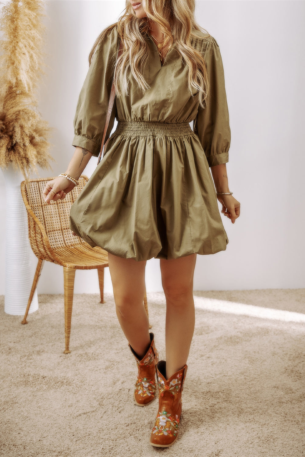 Grünes minikleid mit v-ausschnitt und gesmokter taille mit guacamole