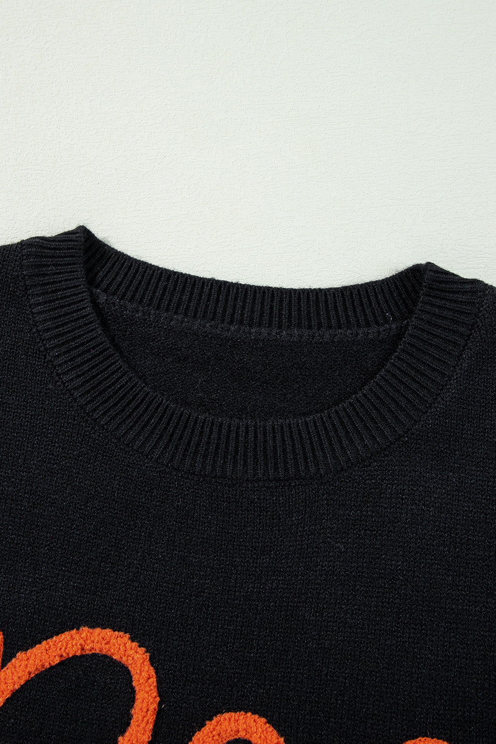 Schwarzer boo strickpullover mit geripptem rand und schultern
