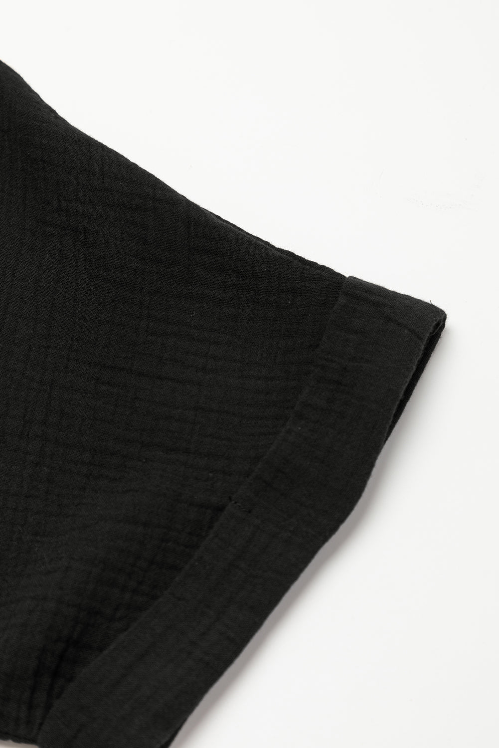 Schwarzes gefaltetes minikleid mit kurzen ärmeln und v-ausschnitt
