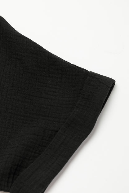 Schwarzes gefaltetes minikleid mit kurzen ärmeln und v-ausschnitt
