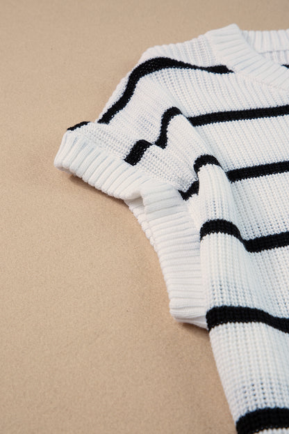 Weißer gestreifter rundhals-pullover mit fledermausärmeln