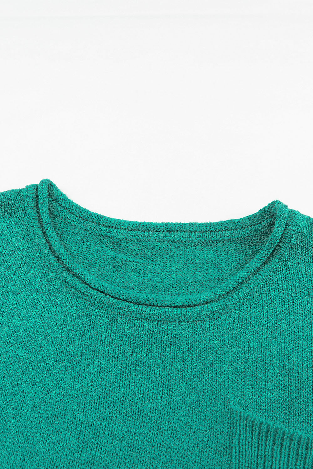 Grüner, farblich abgestimmter, schulterfreier rippenstrickpullover mit tasche