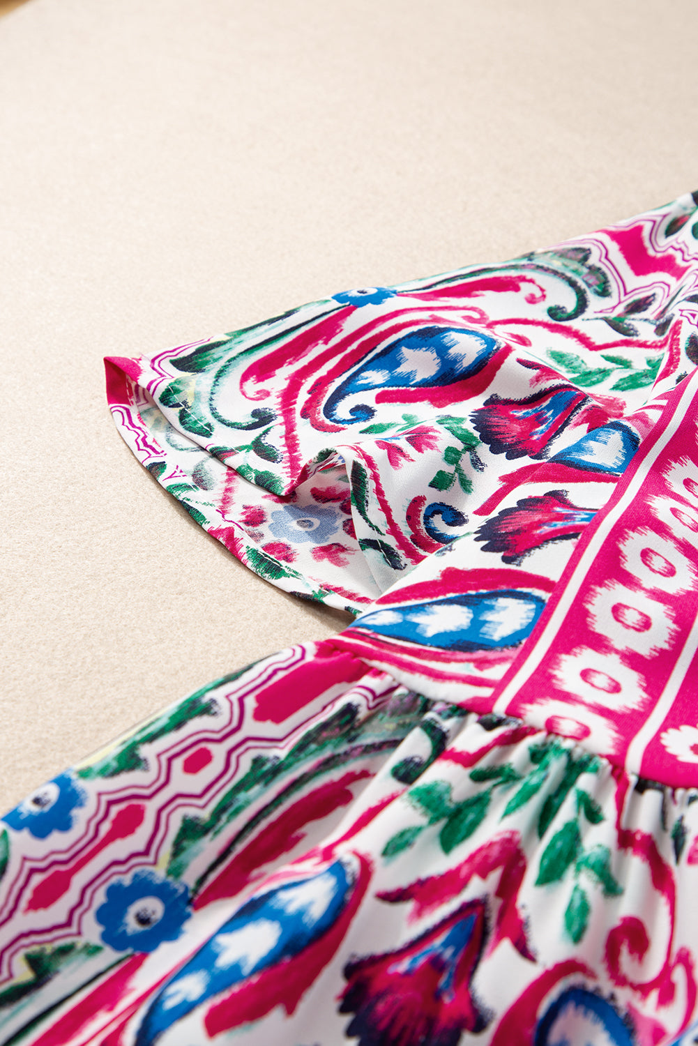 Rosa bohemian print krawattenausschnitt rüschensaum kurzes kleid