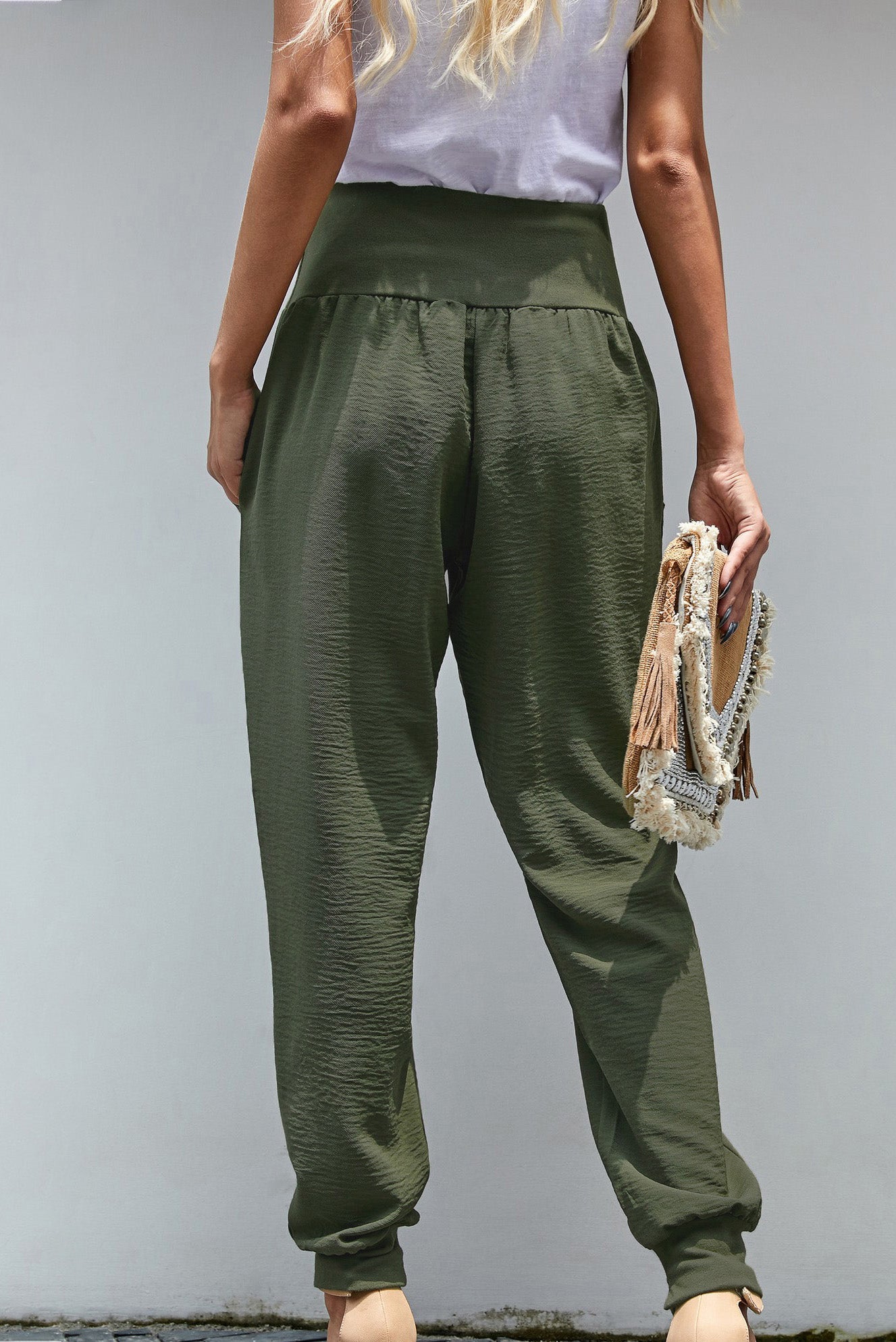 Grüne freizeit-jogger mit taschen