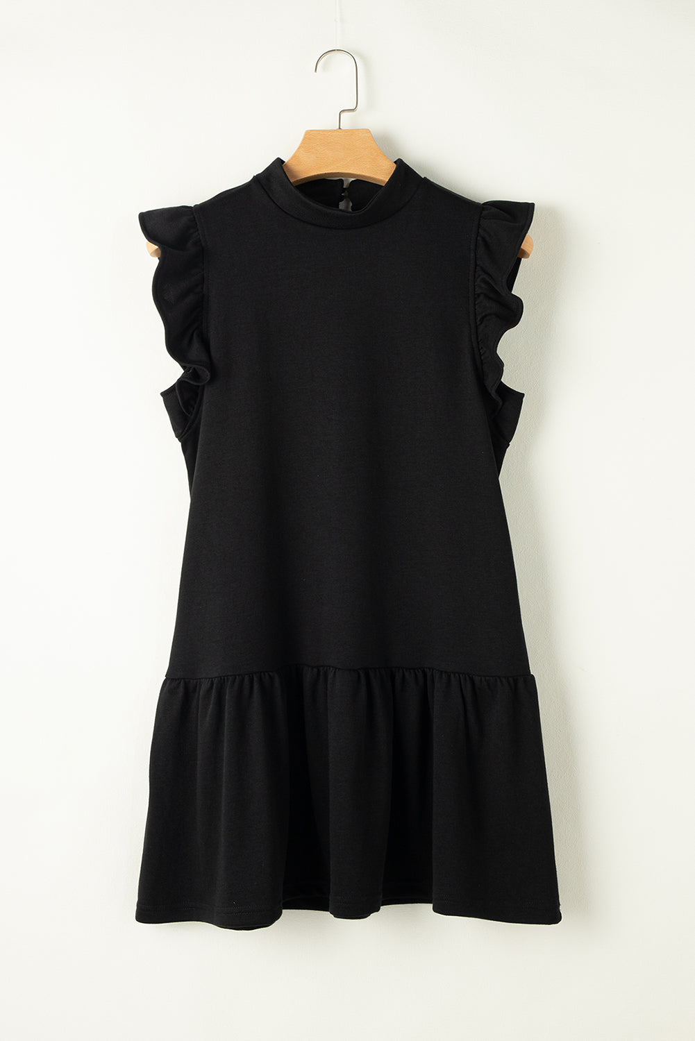 Schwarzes shiftkleid mit rundhalsausschnitt und flatterärmeln