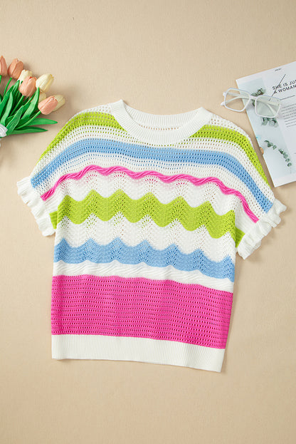 Weißes colorblock-häkelstrick-top mit gerafften kurzen ärmeln