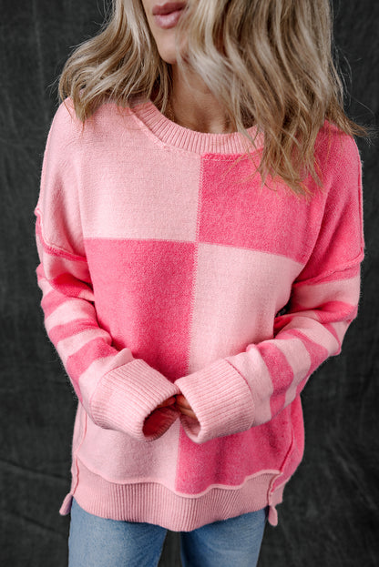 Rosa karierter, gestreifter, hochgeschlossener pullover mit farbblockmuster