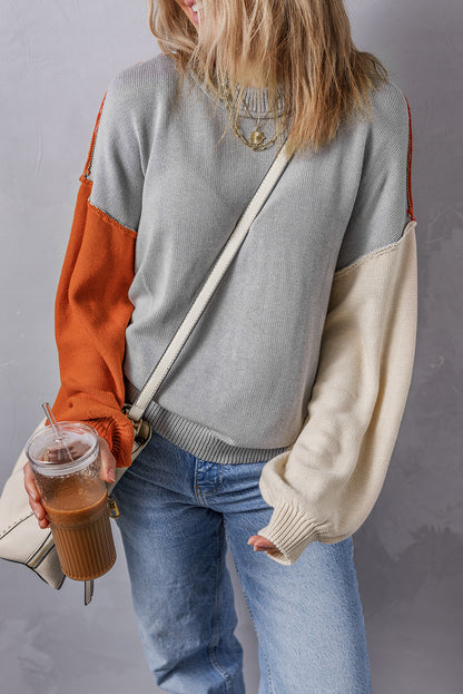 Grauer colorblock-pullover mit gerippten ärmeln und zierleisten