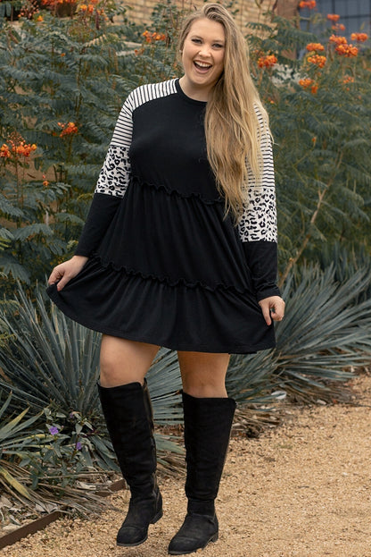 Schwarzes gestreiftes leoparden-patch-ärmel-rüschen-kleid in übergröße