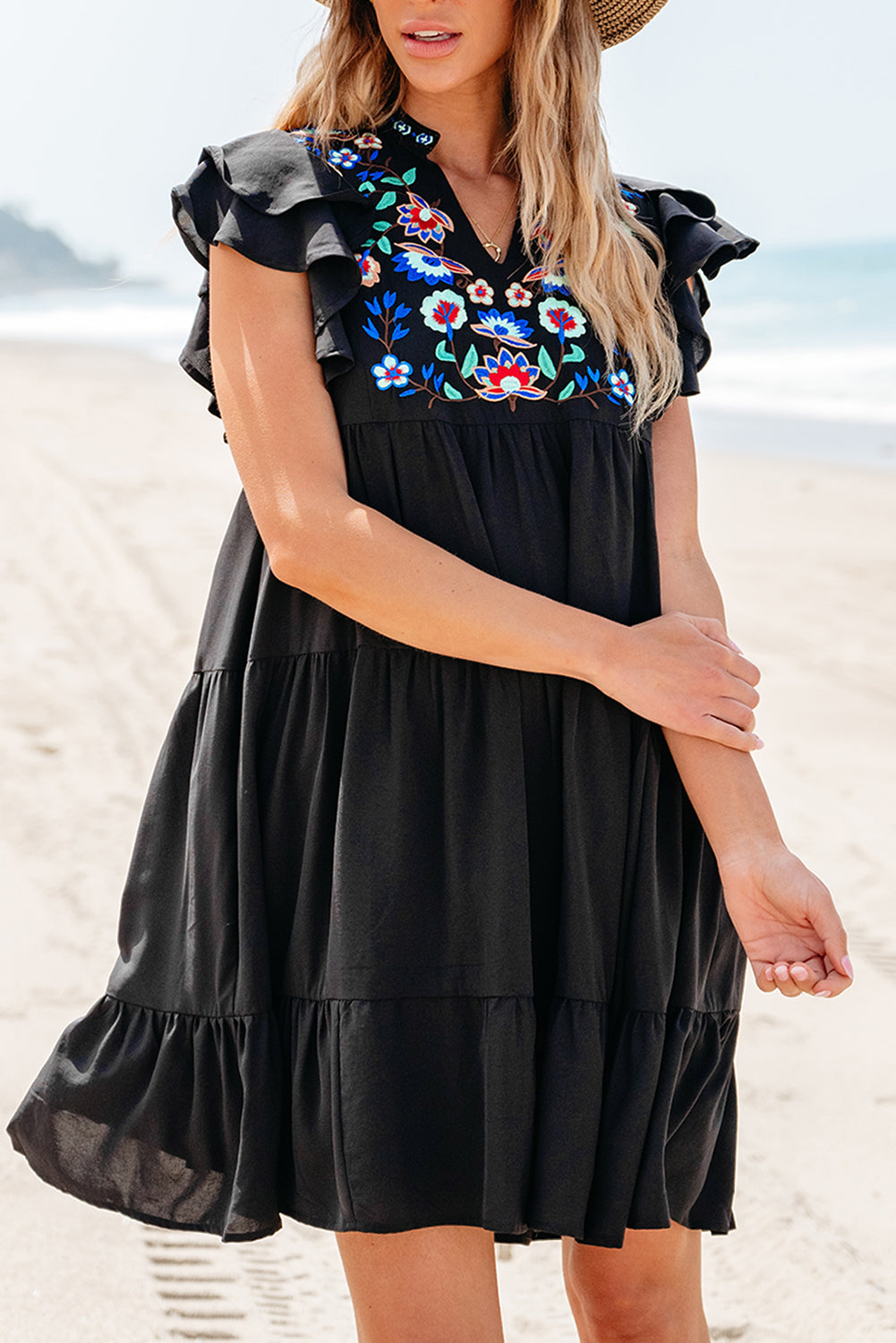 Schwarzes, mit blumen besticktes, gerafftes minikleid