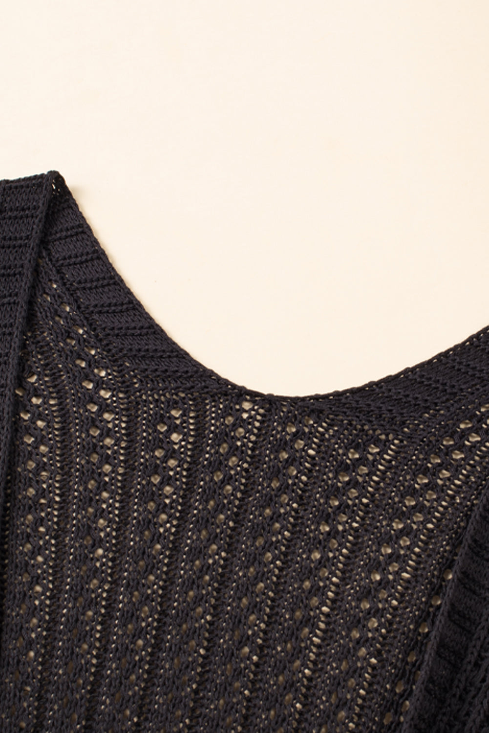 Schwarze strickjacke mit ausgehöhlten armbändern und ärmeln