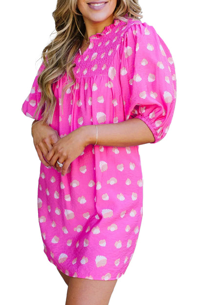 Hellrosa bedrucktes kleid mit geraffter passe und halben puffärmeln