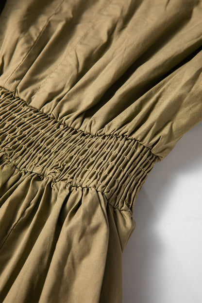 Grünes minikleid mit v-ausschnitt und gesmokter taille mit guacamole