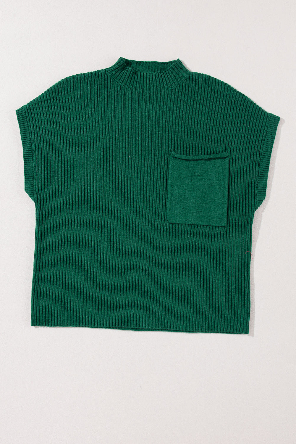 Schwarz-grüner aufgesetzter rippenstrickpullover mit kurzen ärmeln