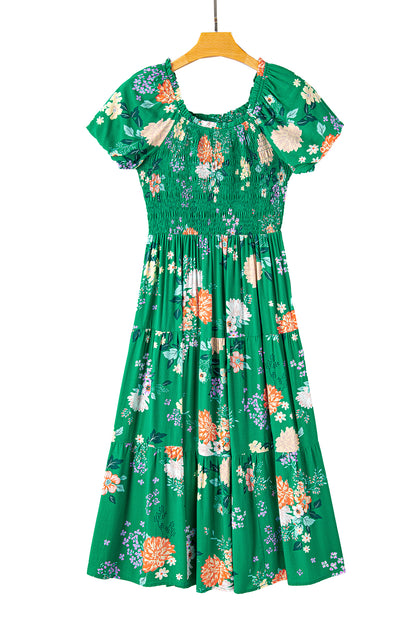 Grünes midikleid mit blümchendruck und gesmokten ärmeln