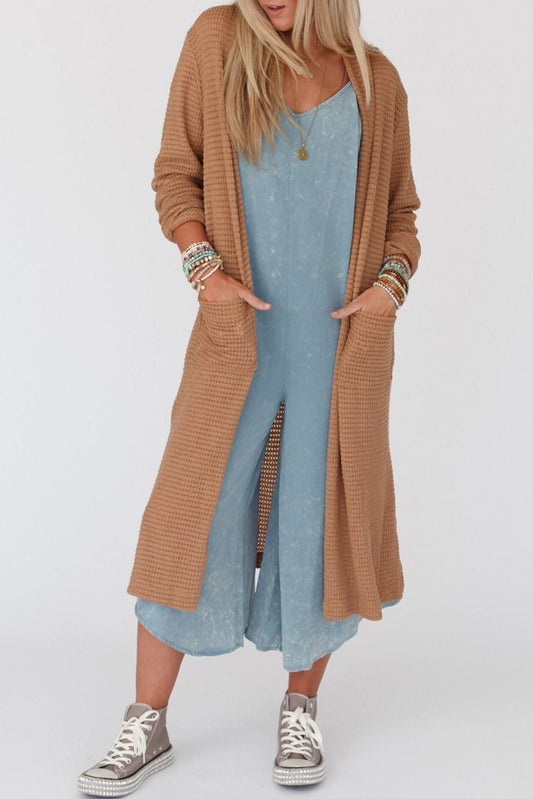 Kastanienbrauner langer waffelstrick-cardigan mit taschen