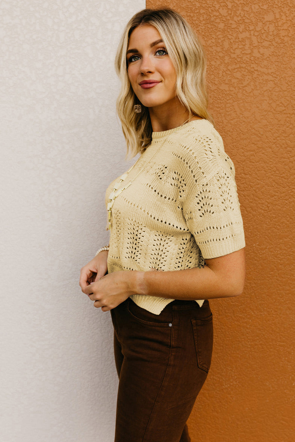 Beige gestrickter kurzarm-kropfpullover