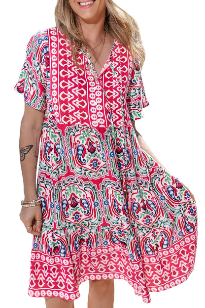 Rosa bohemian print krawattenausschnitt rüschensaum kurzes kleid