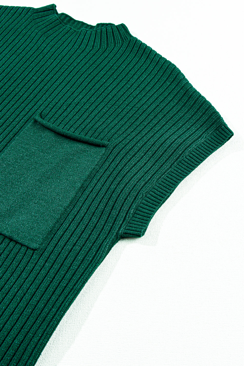 Schwarzgrüne aufgesetzte taschen aus rippenstrick mit kurzen ärmeln pulloverkleid