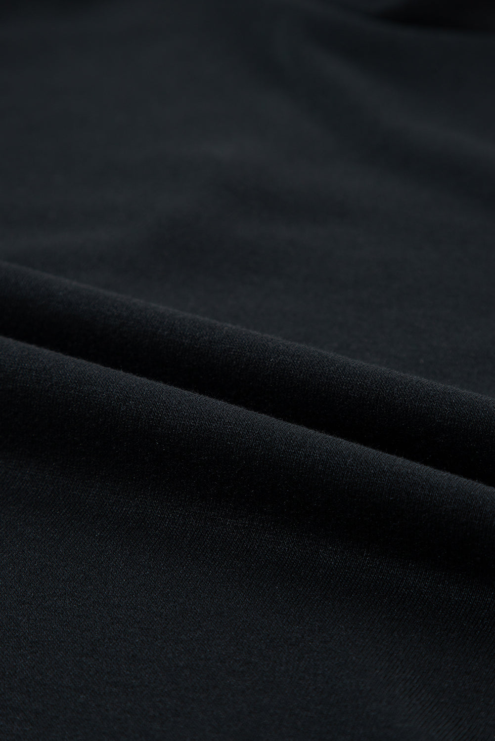 Schwarzes shiftkleid mit rundhalsausschnitt und flatterärmeln