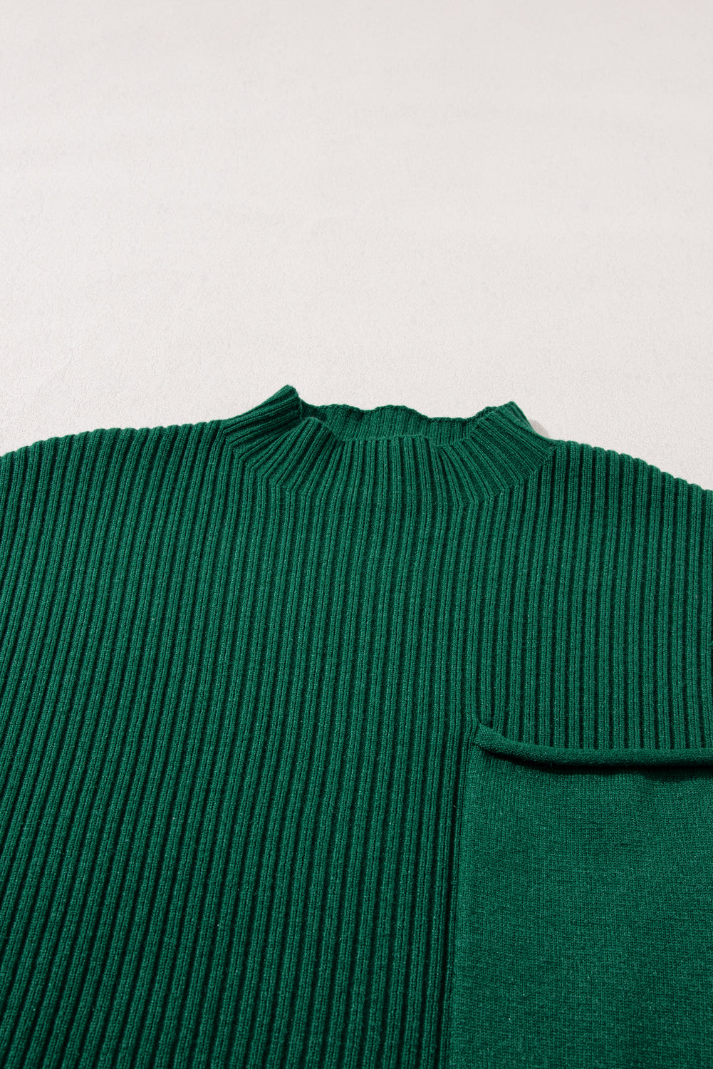 Schwarz-grüner aufgesetzter rippenstrickpullover mit kurzen ärmeln