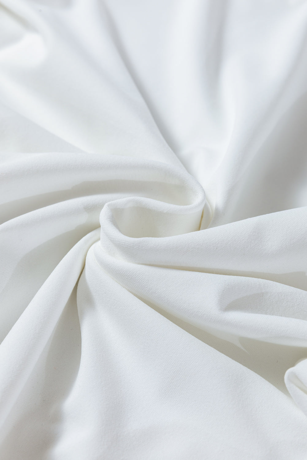 Weißes kurzärmeliges freizeitkleid mit gerüschtem saum