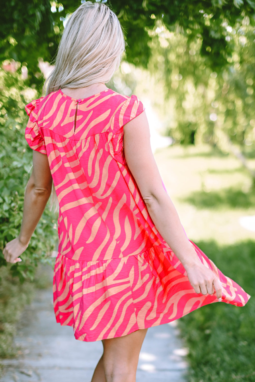 Rosa zebrastreifen bedrucktes kleid mit rüschenbesatz und taschen