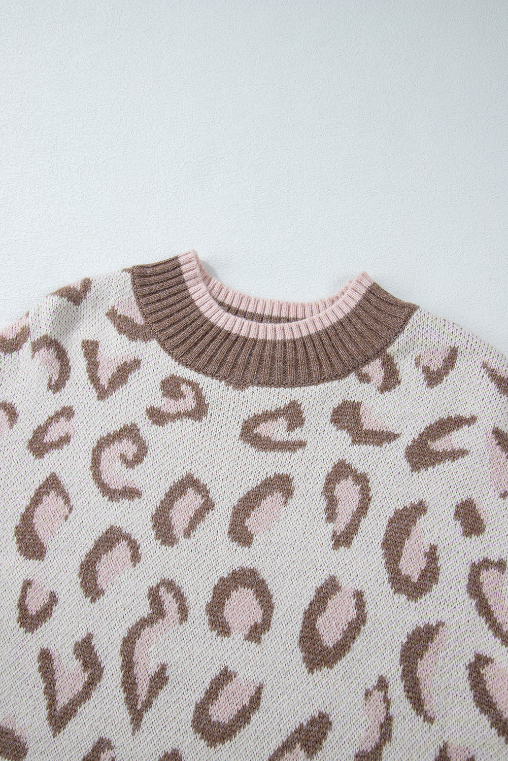 Brauner zweifarbiger pullover mit geripptem saum und leopardenmuster