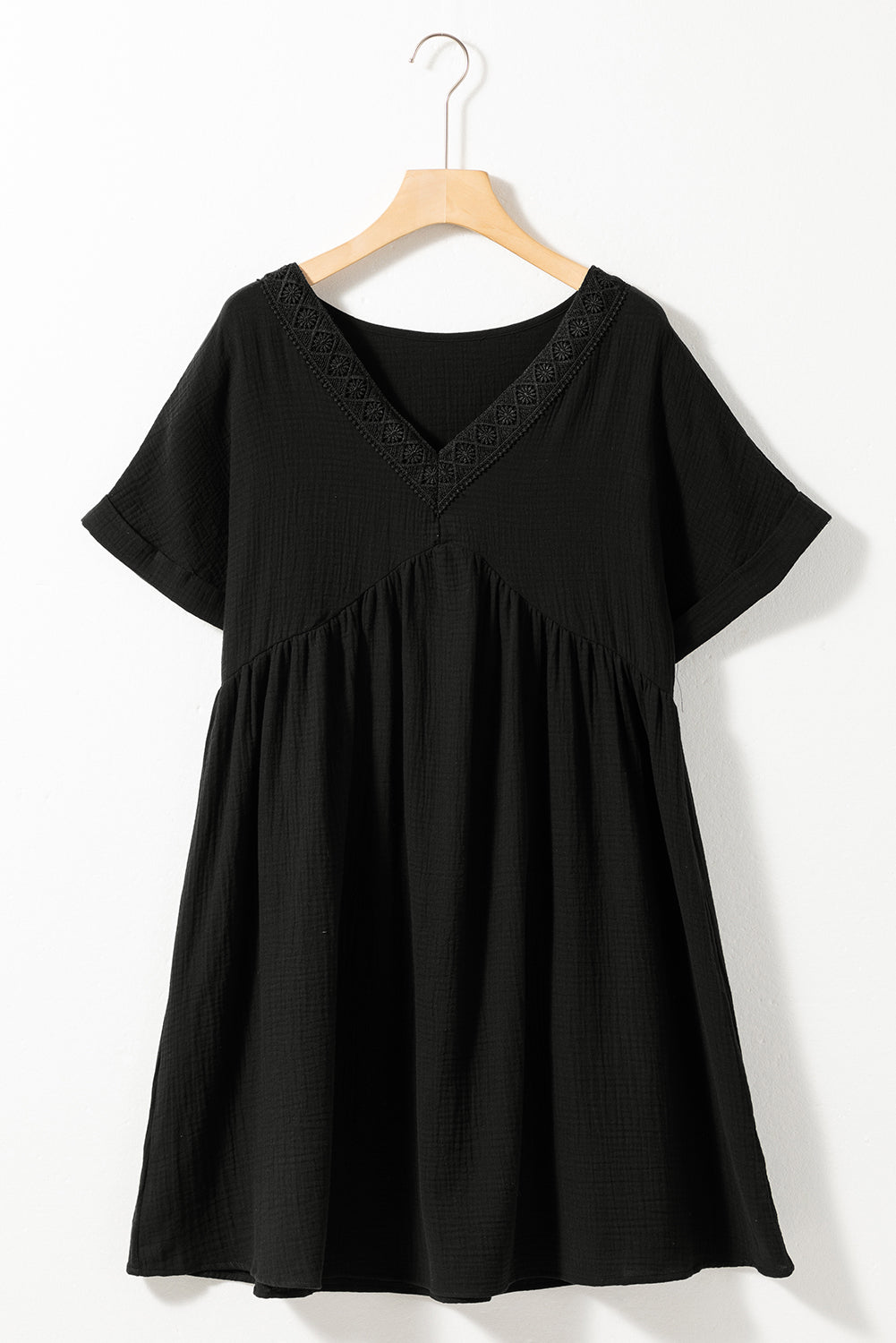 Schwarzes gefaltetes minikleid mit kurzen ärmeln und v-ausschnitt