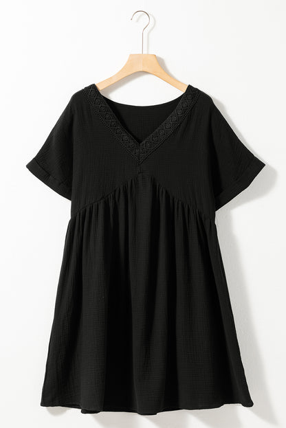Schwarzes gefaltetes minikleid mit kurzen ärmeln und v-ausschnitt