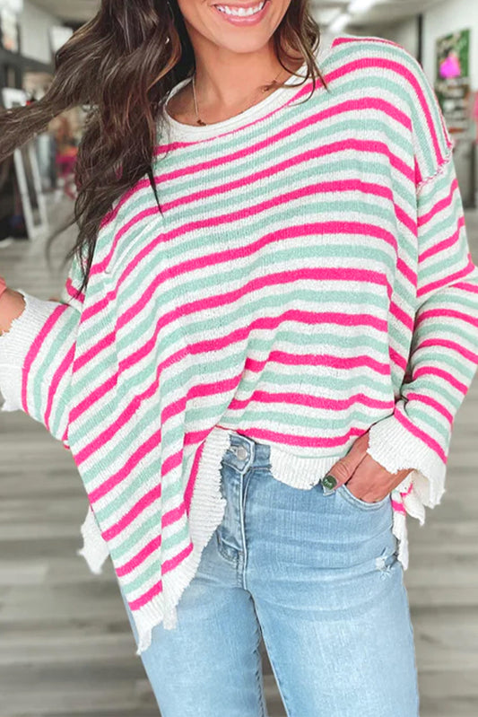 Rosa gestreifter pullover mit übergroßen schultern und tasche