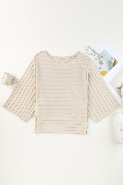 Aprikosenfarbener rippenstrickpullover mit offener naht