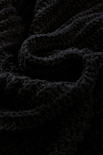 Schwarzer strickcardigan mit knöpfen an der vorderseite und hängeschultern