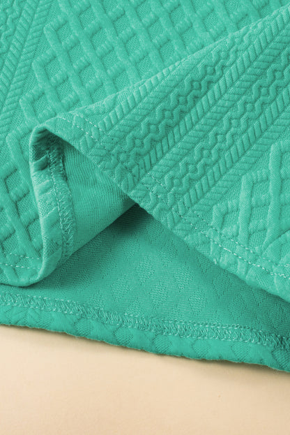 Seegrünes strukturiertes minikleid mit puffärmeln und gerafftem v-ausschnitt