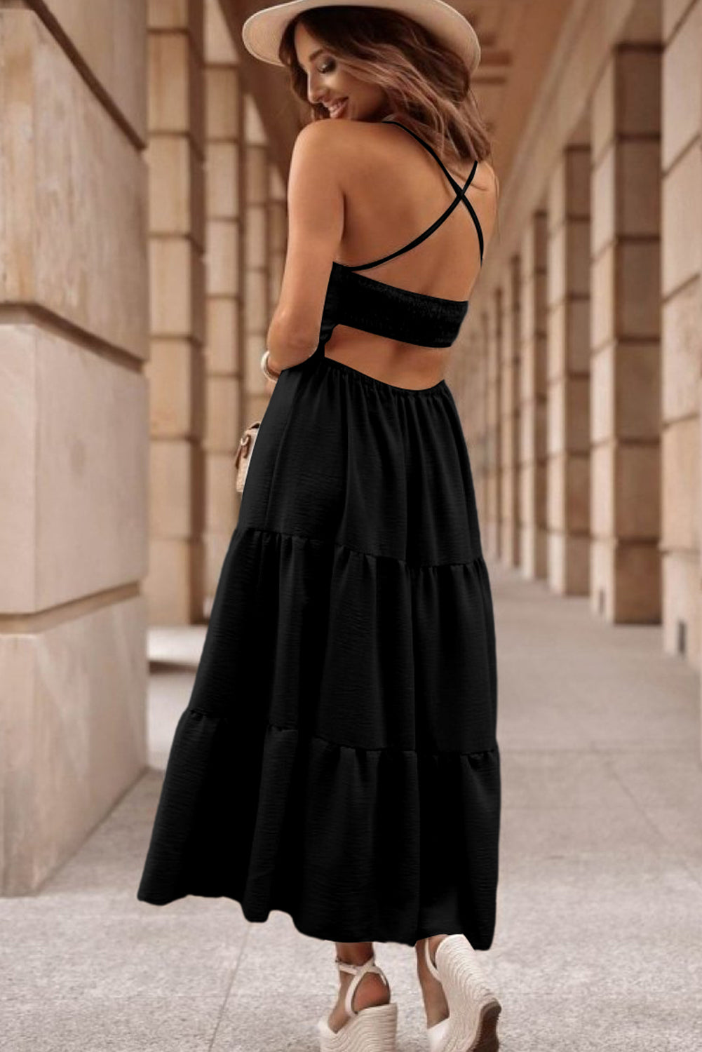 Schwarzes rückenfreies, gestuftes Maxikleid mit Crossover-Rückenausschnitt