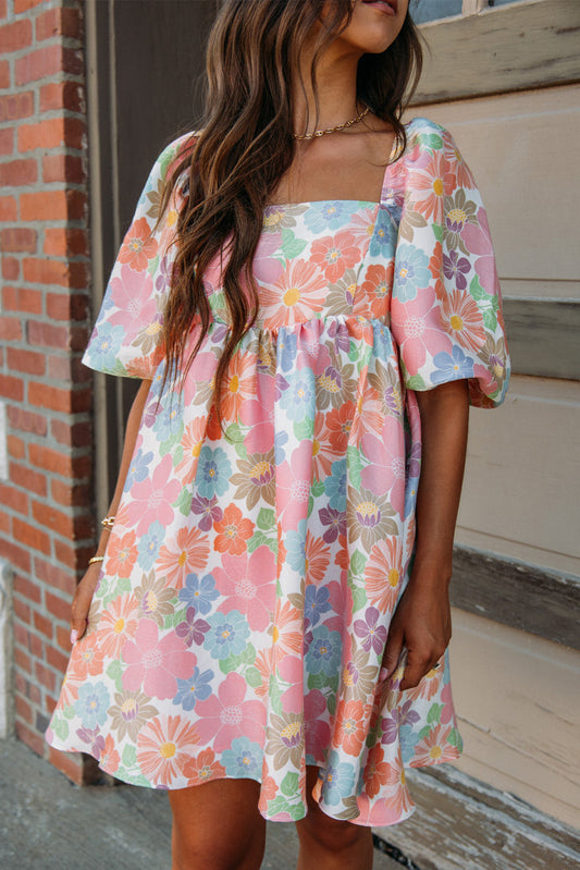 Rosa geblümtes Sommer-Babydoll-Kleid mit quadratischem Ausschnitt und Puffärmeln
