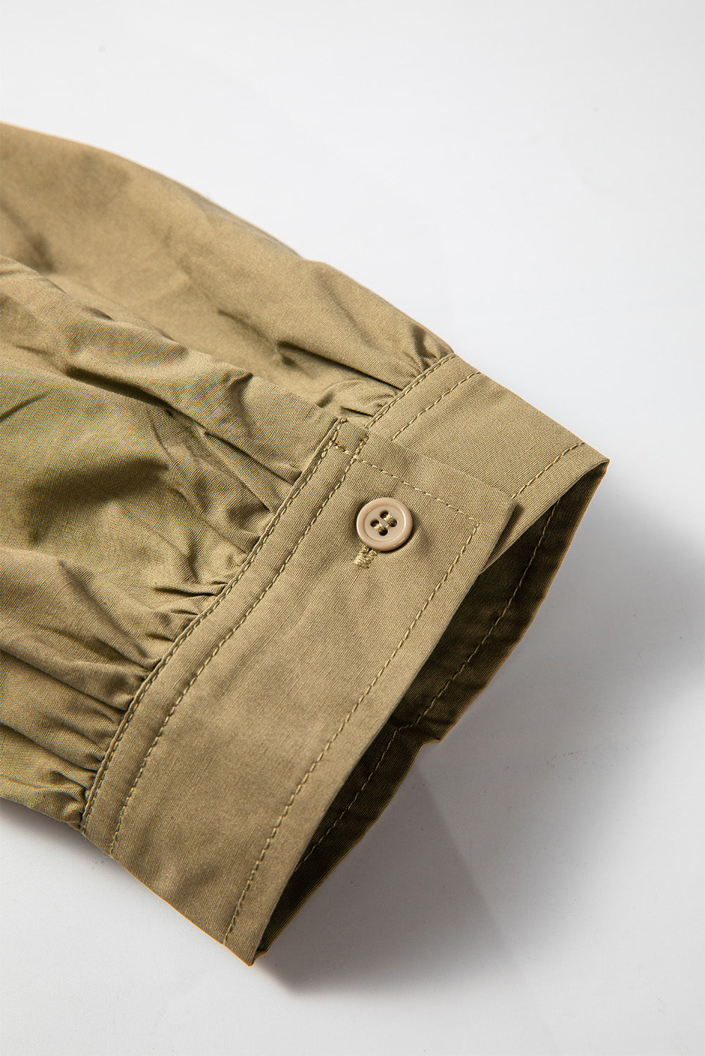 Grünes minikleid mit v-ausschnitt und gesmokter taille mit guacamole