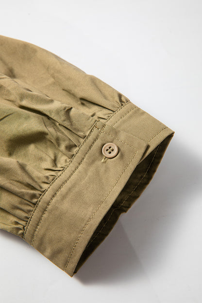 Grünes minikleid mit v-ausschnitt und gesmokter taille mit guacamole