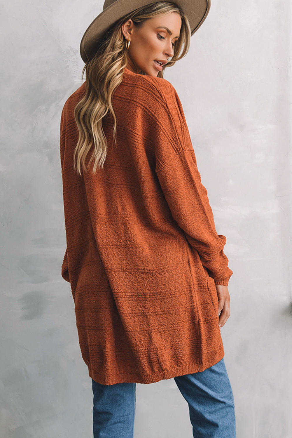 Tomatenrote strickjacke mit taschen und offener vorderseite aus strukturiertem strick