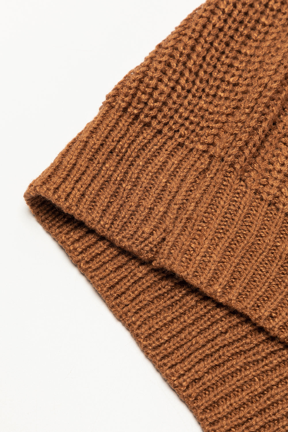 Kamelfarbenes pulloverkleid mit kurzen ärmeln und v-ausschnitt