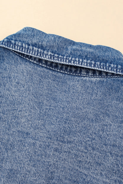 Blaue mineralwaschung ärmelbündchen mit ausgefranstem saum denim-kleid