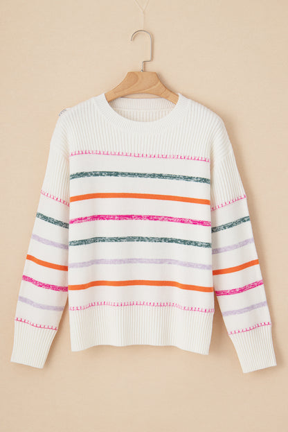 Weißer bunt gestreifter pullover mit rippstrickmuster